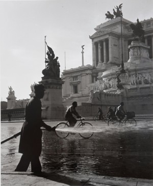 Morgendliches Saubermachen auf dem Piazza Venezia, Rom 1949